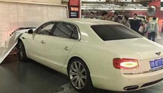 Quên kéo phanh tay, nữ tài xế phá hỏng xe Bentley