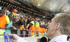 Schweinsteiger tung huy chương cho bạn gái