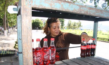 Chị Nguyễn Thị Kim Thanh hiện phải kiếm sống trên vỉa hè Ảnh: Lê Trung Việt