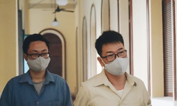 Cựu thẩm phán Nguyễn Hải Nam (phải) và cựu giảng viên Lâm Hoàng Tùng tại tòa.