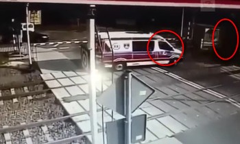 Kết đắng khi lái xe vượt rào chắn tàu đã đóng