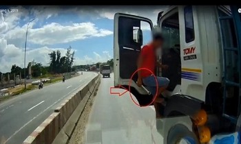 VIDEO: Tài xế xe ben ép nhau trên đường, hùng hổ cầm cờ lê đập vỡ kính xe