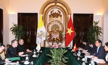 Thứ trưởng thường trực Bộ Ngoại giao Bùi Thanh Sơn và Thứ trưởng Ngoại giao Tòa thánh Vatican, Đức ông Antoine Camilleri đồng chủ trì cuộc họp. Ảnh: TTXVN