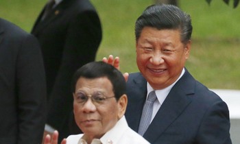 Tổng thống Philippines Rodrigo Duterte (trái) và Chủ tịch Trung Quốc Tập Cận Bình.(Ảnh: SCMP)