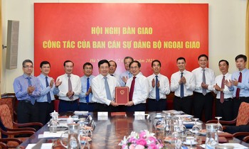 Phó Thủ tướng Phạm Bình Minh bàn giao công việc cho người kế nhiệm Bùi Thanh Sơn. (Ảnh: Mofa)