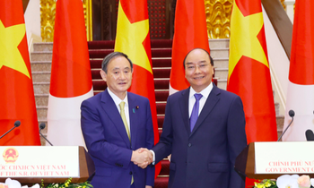 Chủ tịch nước Nguyễn Xuân Phúc đón Thủ tướng Nhật Bản Suga Yoshihide trong chuyến thăm Việt Nam năm 2020. (Ảnh: TTXVN)