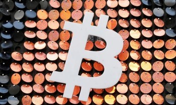 Giá Bitcoin đã giảm 1/4 từ khi tỷ phú Elon Musk tuyên bố dừng chấp nhận đồng tiền này làm phương tiện thanh toán. (Ảnh: Reuters)