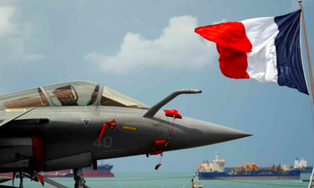 Tiêm kích Rafale đậu trên tàu sân bay Charles de Gaulle trong chuyến thăm Singapore năm 2019. (Ảnh: Reuters)
