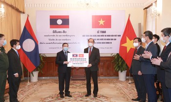 Lễ trao tặng tượng trưng diễn ra chiều 25/10. (Ảnh: Mofa)