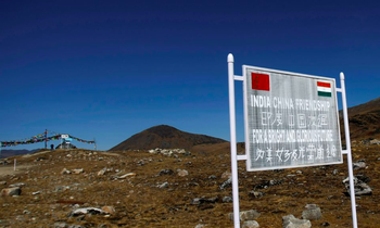 Tấm biển báo nhìn từ phía bang Arunachal Pradesh của Ấn Độ ở khu vực biên giới với Trung Quốc. (Ảnh: Reuters)