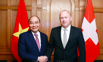 Chủ tịch Hội đồng Quốc gia Liên bang Thụy Sĩ Andreas Aebi tiếp đón Chủ tịch nước Nguyễn Xuân Phúc. (Ảnh: TTXVN)