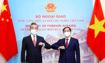Bộ trưởng Ngoại giao Bùi Thanh Sơn đón Bộ trưởng Ngoại giao Trung Quốc Vương Nghị hồi tháng 9. (Ảnh: Mofa)