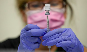 Một y tá đang chuẩn bị mũi tiêm vắc xin COVID-19. (Ảnh: Reuters)