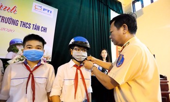 Các đơn vị trao tặng mũ bảo hiểm cho học sinh.