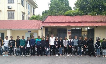 Nhóm thanh thiếu niên điều khiển xe máy lạng lách, bốc đầu. Ảnh Công an Vĩnh Phúc
