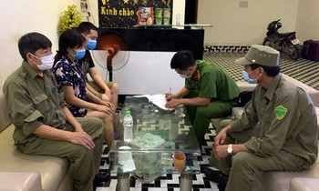 Công an kiểm tra, rà soát tạm trú trên địa bàn quận Hà Đông. Ảnh: ANTĐ