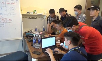 Lực lượng chức năng khám xét nơi ở của các đối tượng.