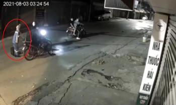 Hình ảnh chị T. bị nhóm thanh niên chặn đường cướp xe máy. Ảnh cắt từ clip.