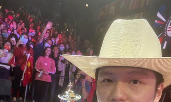 Fan Zhengdong đang đi vào ngôi đền huyền thoại môn bóng bàn
