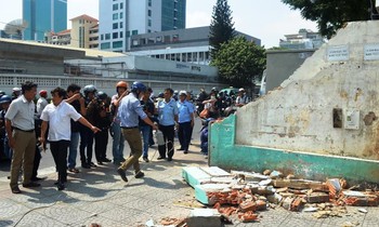 Tiếp tục đòi vỉa hè: Quận 1 đập tường trước trụ sở Bộ Công Thương, cẩu xe VTV
