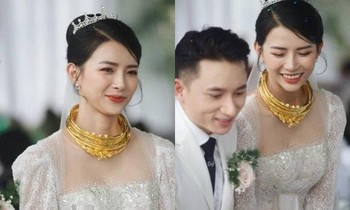 Showbiz 17/4: Hình ảnh vợ Phan Mạnh Quỳnh đeo vàng trĩu cổ gây ‘bão’ mạng