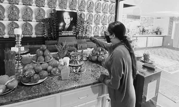 Showbiz 16/10: Như Quỳnh viếng Phi Nhung và dòng trạng thái xúc động