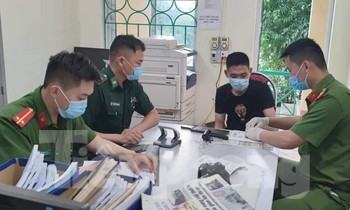 Đối tượng Hữu (giữa) tại cơ quan chức năng tỉnh Cao Bằng .Ảnh: T. Tùng