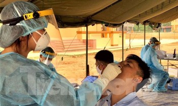 Ngành chức năng tỉnh Lạng Sơn tiến hành khám xàng lọc những người có liên quan đến bệnh nhân dương tính với COVID-19 .Ảnh: Duy Chiến