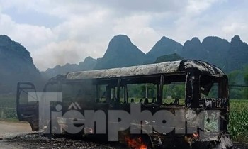 Hiện trường vụ cháy xe buýt . Ảnh: TL