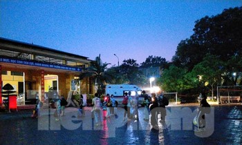 Gần 100 giáo viên, học sinh Trường THPT Hữu Lũng được cách ly ngay trong đêm .Ảnh: Q. Toản