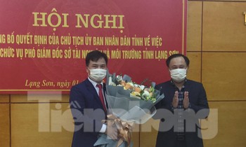 Ông Lương Trọng Quỳnh, Phó Chủ tịch UBND tỉnh Lạng Sơn (bìa phải) trao quyết định, tặng hoa cho tân Phó Giám đốc Sở TN & MT Nguyễn Hữu Trực -Ảnh: Duy Chiến