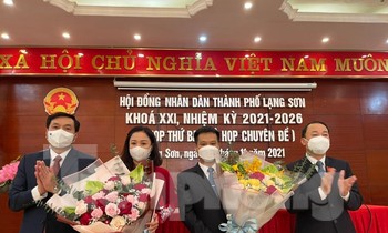 Tân Phó Chủ tịch UBND thành phố Lạng Sơn Nguyễn Thị Hồng Vân và Dương Công Dũng (giữa) nhận hoa chúc mừng của lãnh đạo thành phố -Ảnh: Duy Chiến