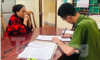 Bà Nga (bìa trái) khai nhận hành vi tại cơ quan điều tra .Ảnh: TL