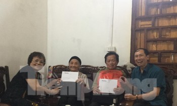 Báo Tiền Phong và nhà hảo tâm tặng quà, hỗ trợ cho các cựu TNXP khó khăn trên địa bàn huyện Bắc Sơn .Ảnh: Duy Chiến