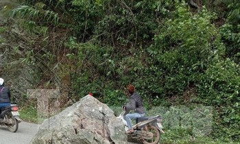 Đá lở rơi xuống đường, hai người thoát chết trong gang tấc