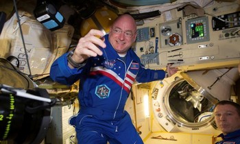 Ông Scott Kelly trong thời gian sống trên Trạm ISS. Ảnh: NYT