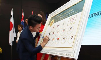 Cầu thủ Nguyễn Quang Hải vừa chính thức trở thành tân sinh viên trường ĐH Kinh tế, ĐH quốc gia Hà Nội