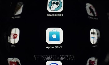 Biểu tượng App Store trên màn hình điện thoại. Ảnh: AFP/TTXVN