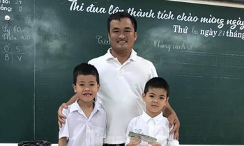 Em Hoàng Văn Lương Bảo và Trần Lê Đại Thành trả lại tập tiền nhặt được cho anh Võ Chung Thành.