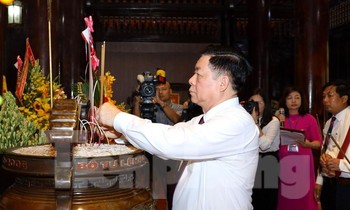 Trưởng ban Tuyên giáo Trung ương dâng hương báo công tại quê Bác