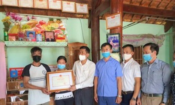 Truy tặng bằng khen cho nam sinh quên mình cứu 2 bạn đuối nước