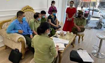 Đoàn kiểm tra lập biên bản xử phạt đối với cơ sở kinh doanh Spa Seoul.