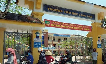 Cắn bạn cùng lớp, học sinh bị phụ huynh đến tận nhà tát đỏ mặt