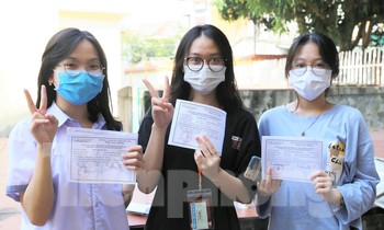 Những học sinh đầu tiên ở Nghệ An được tiêm vắc xin phòng COVID-19