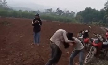 Hai nữ sinh 'quyết chiến', nhiều người lớn đứng xem