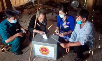 The 'mobile ballot boxes' cross the pass to the homes of elderly voters