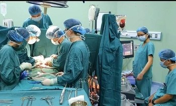Kỳ tích cứu sống bé 14 tháng tuổi vỡ tim vì đập lồng ngực vào vô lăng ô tô