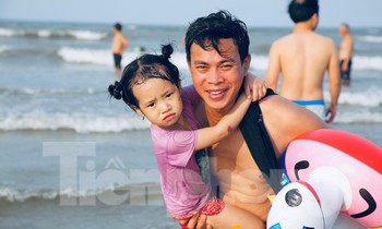 Biển Hà Tĩnh đông nghịt người ngày nghỉ lễ