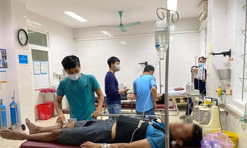 Cảnh sát đột kích khách sạn, nhiều con bạc nhảy lầu...nhập viện