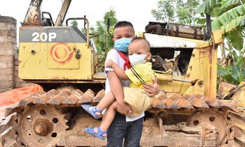 Tặng giấy khen cho học sinh lớp 4 cứu người đuối nước